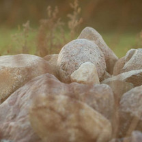 Detailaufnahme eines Steinhaufens.