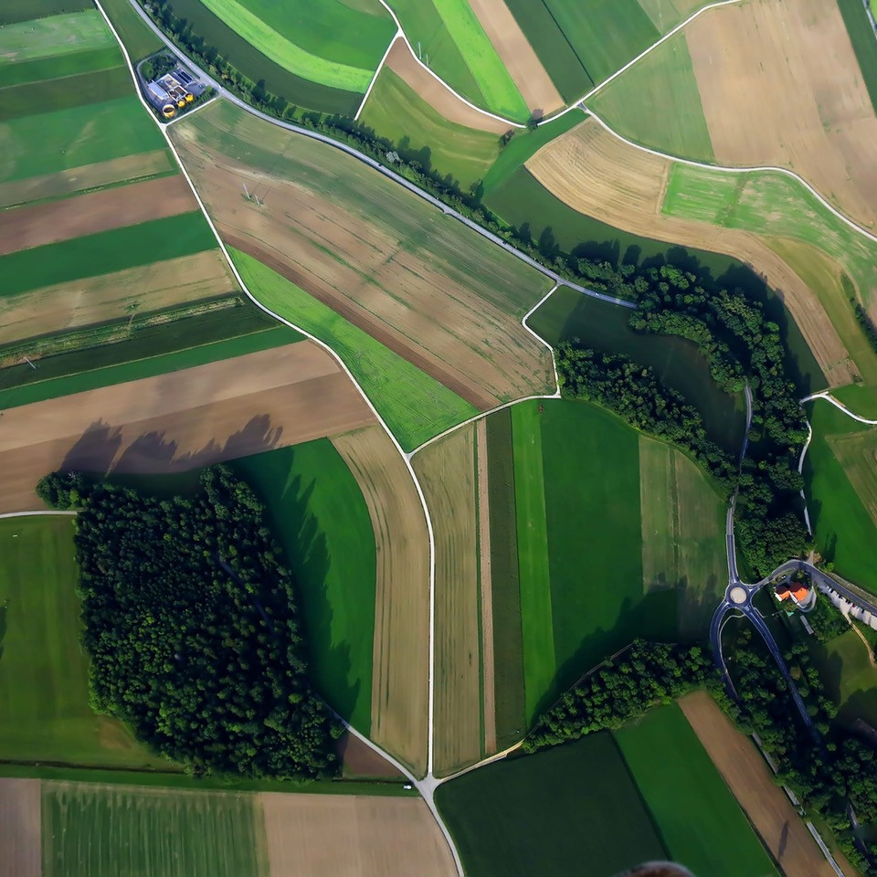 Ein Luftbild von Feldern