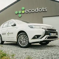 Das Firmengebäude von ecodots in Bredstedt, davor ein E-Firmenfahrzeug