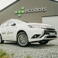 Das Firmengebäude von ecodots in Bredstedt, davor ein E-Firmenfahrzeug
