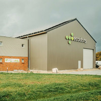 Die Fahrzeug- und Gerätehalle sowie das Bürogebäude von ecodots in Bredstedt